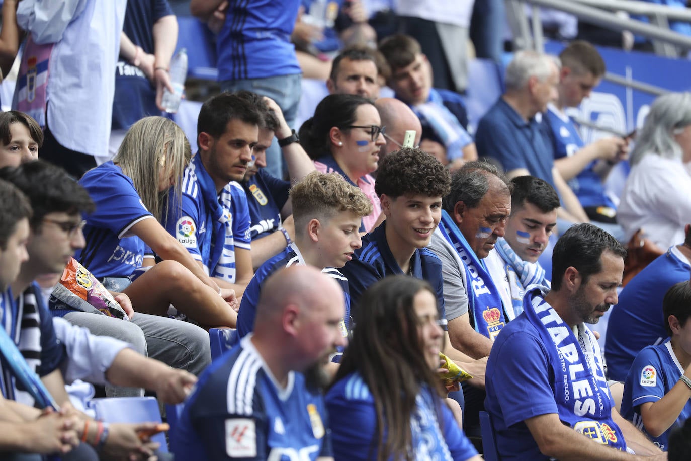 ¿Estuviste en las gradas del Tartiere animando al Oviedo? ¡Búscate en las fotos!