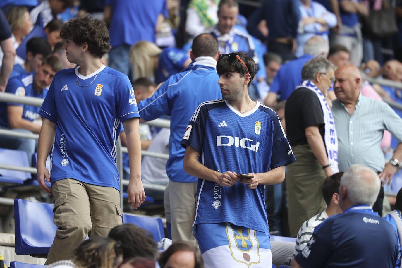 ¿Estuviste en las gradas del Tartiere animando al Oviedo? ¡Búscate en las fotos!