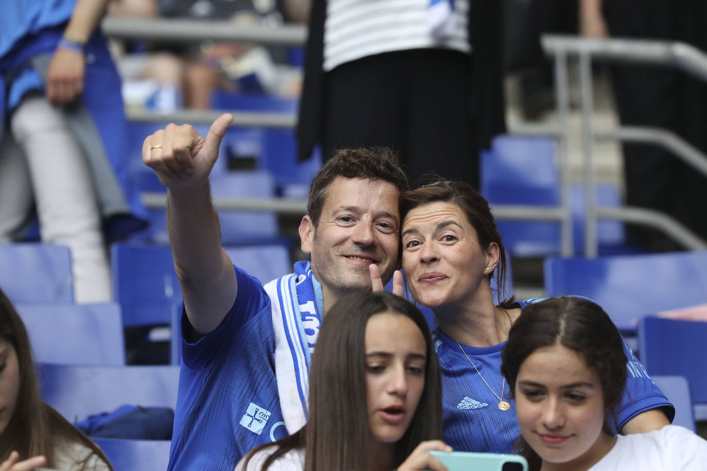 ¿Estuviste en las gradas del Tartiere animando al Oviedo? ¡Búscate en las fotos!