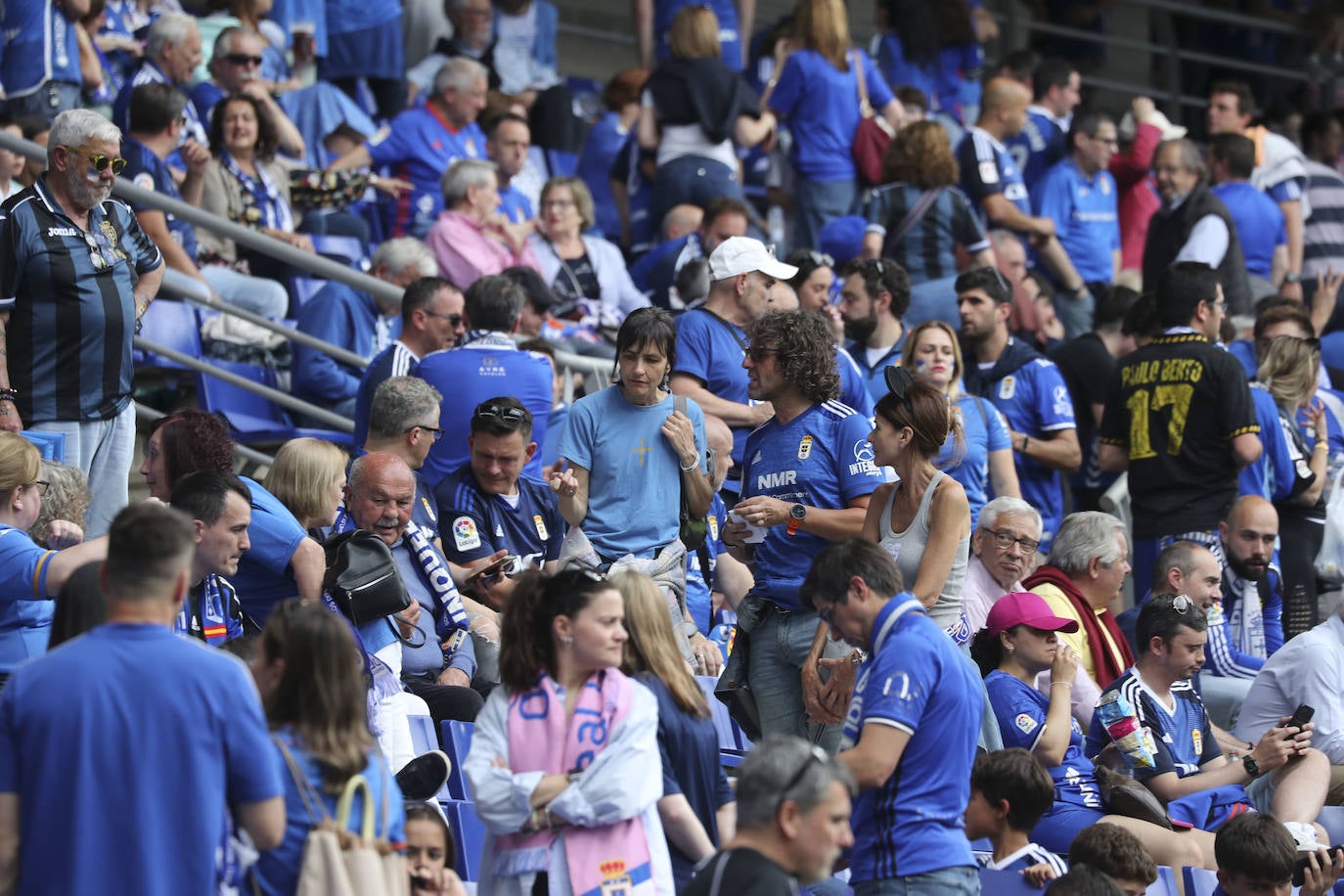 ¿Estuviste en las gradas del Tartiere animando al Oviedo? ¡Búscate en las fotos!