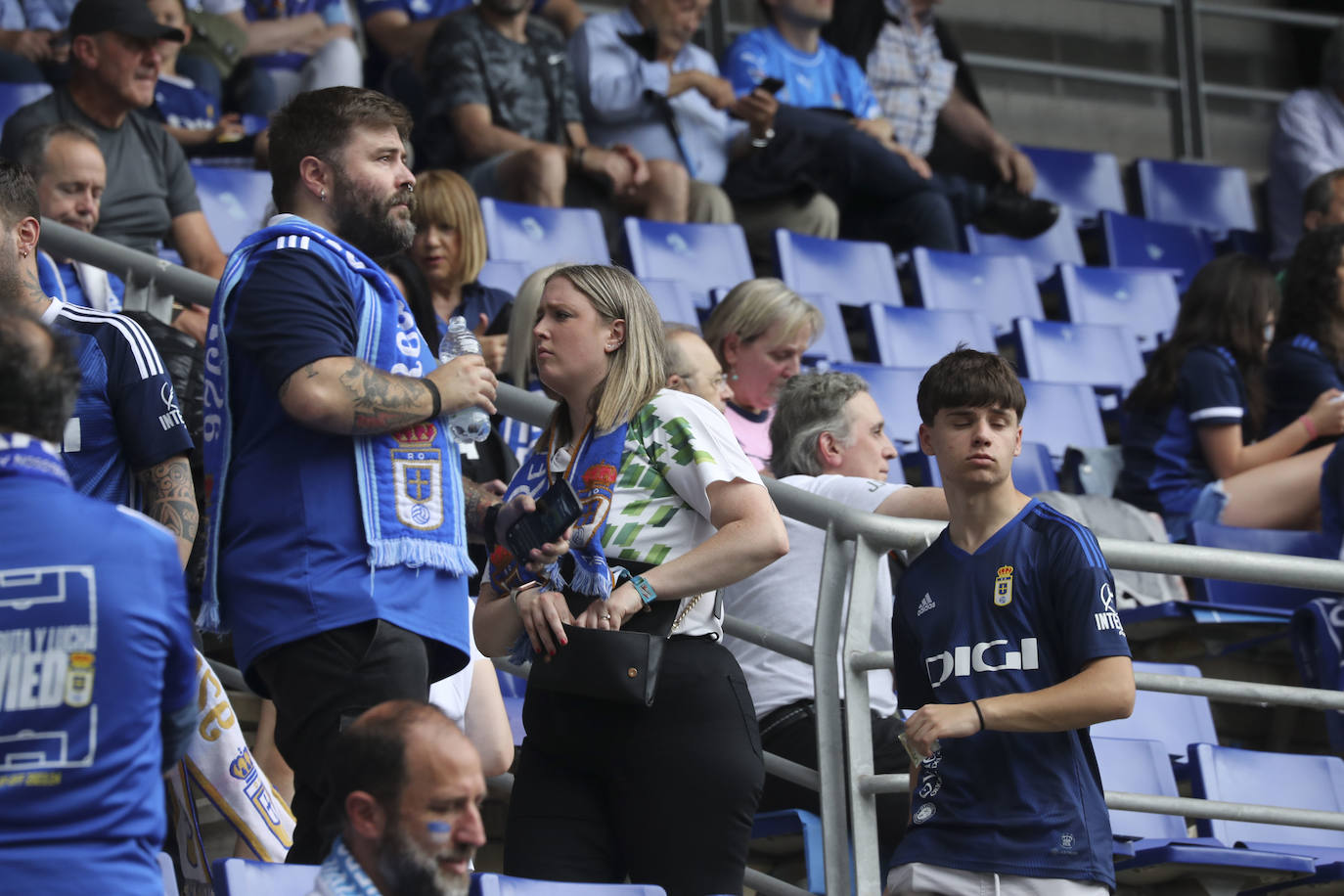 ¿Estuviste en las gradas del Tartiere animando al Oviedo? ¡Búscate en las fotos!