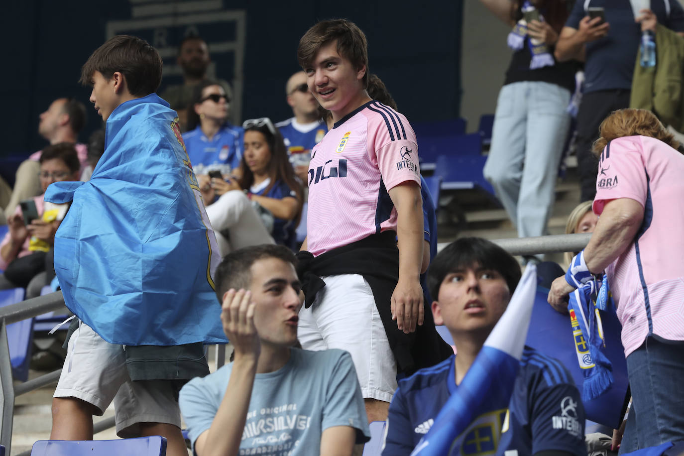 ¿Estuviste en las gradas del Tartiere animando al Oviedo? ¡Búscate en las fotos!