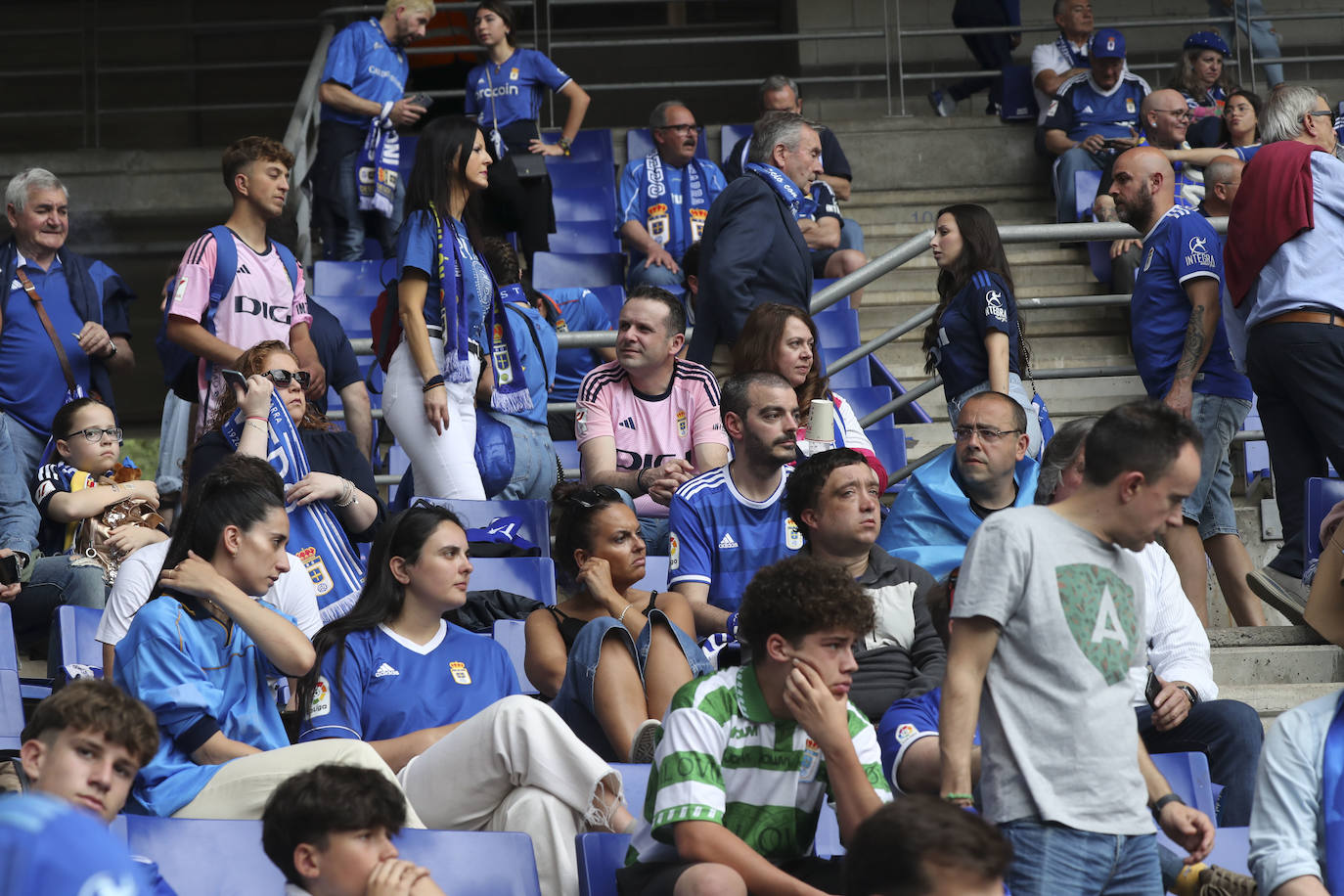 ¿Estuviste en las gradas del Tartiere animando al Oviedo? ¡Búscate en las fotos!