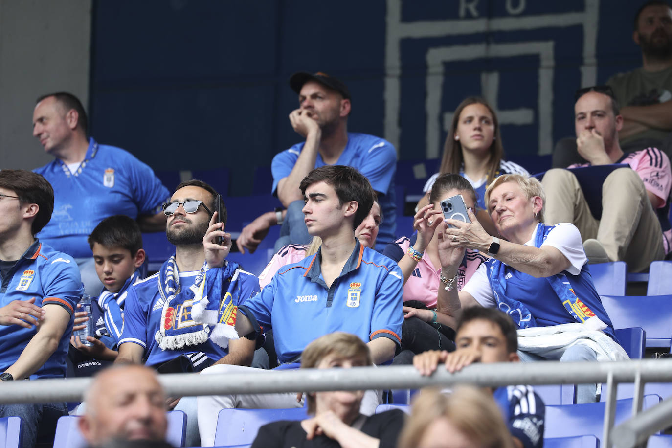 ¿Estuviste en las gradas del Tartiere animando al Oviedo? ¡Búscate en las fotos!