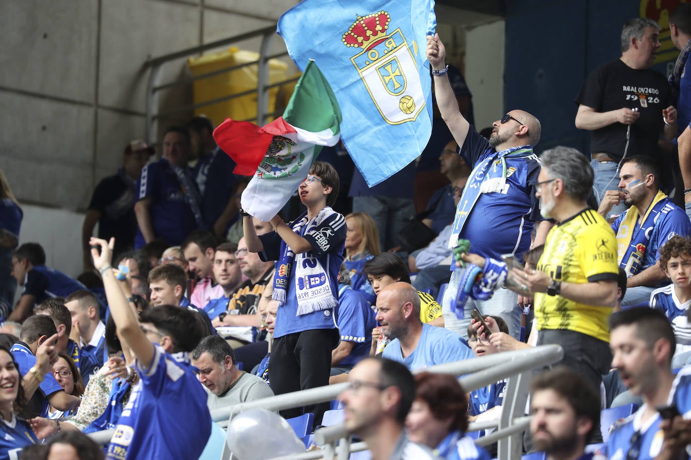 ¿Estuviste en las gradas del Tartiere animando al Oviedo? ¡Búscate en las fotos!