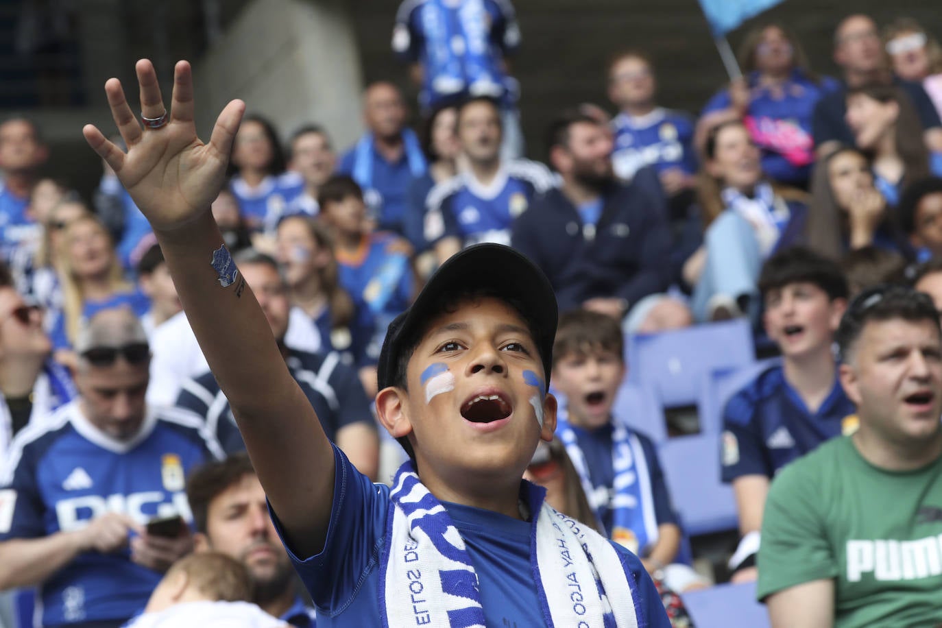 ¿Estuviste en las gradas del Tartiere animando al Oviedo? ¡Búscate en las fotos!