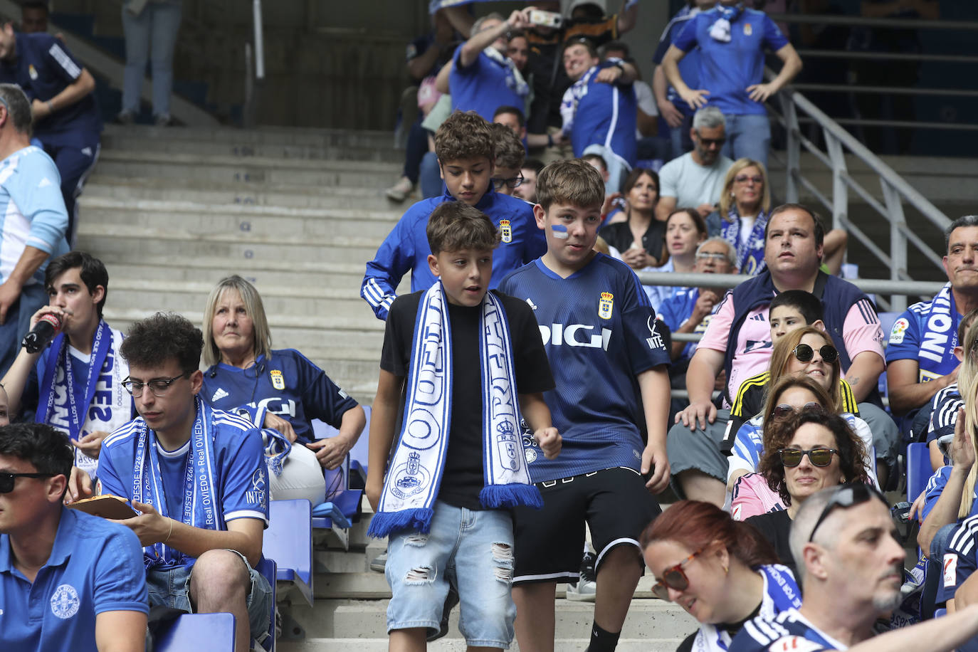 ¿Estuviste en las gradas del Tartiere animando al Oviedo? ¡Búscate en las fotos!