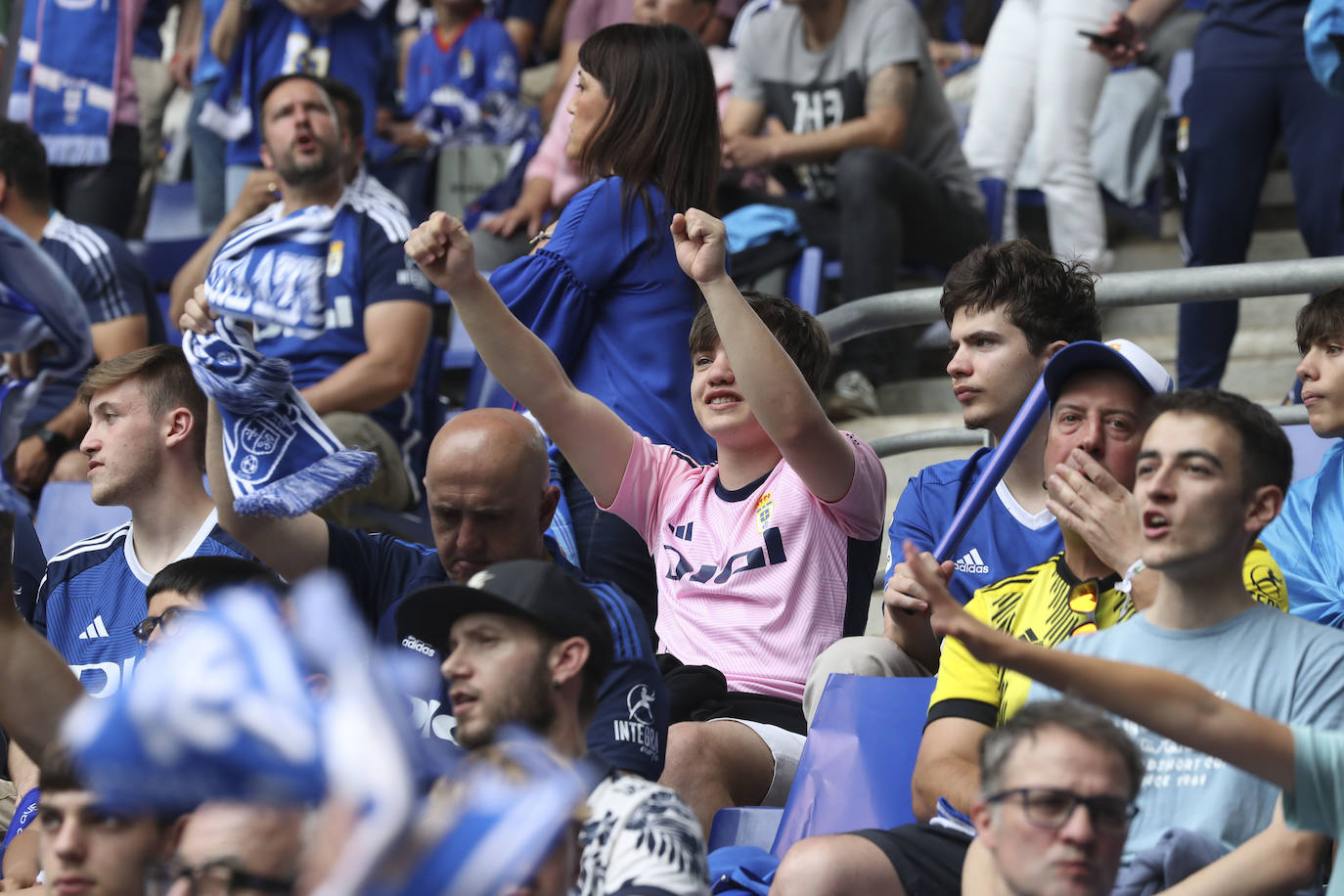 ¿Estuviste en las gradas del Tartiere animando al Oviedo? ¡Búscate en las fotos!