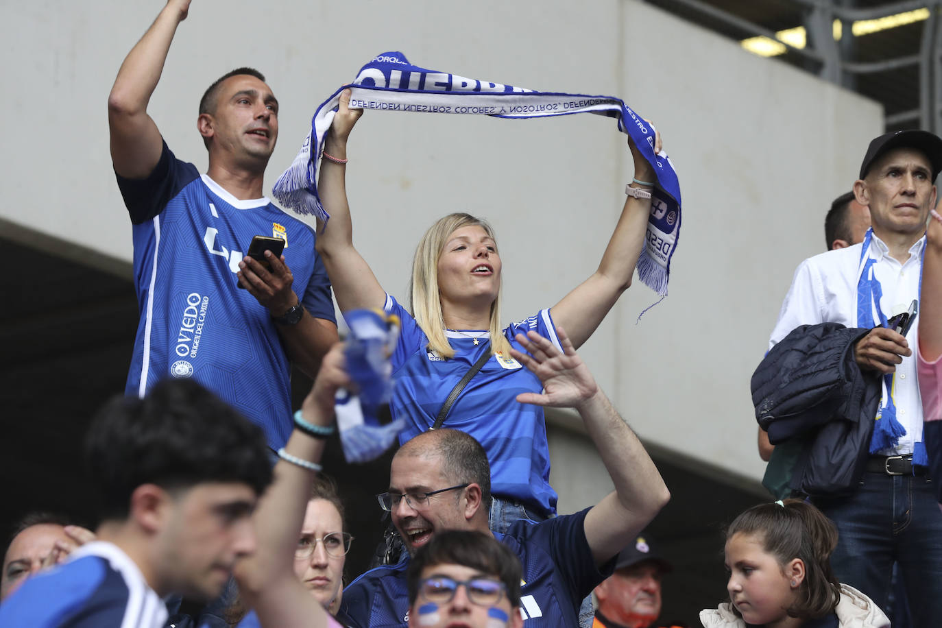 ¿Estuviste en las gradas del Tartiere animando al Oviedo? ¡Búscate en las fotos!