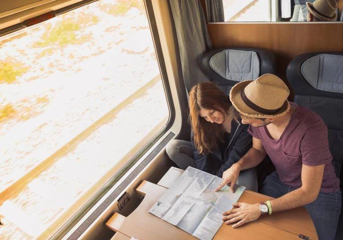 Dos jóvenes en un tren.