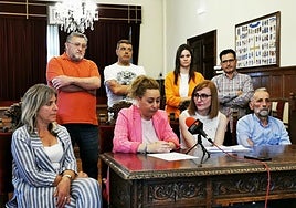 La alcaldesa con la edil, ayer.