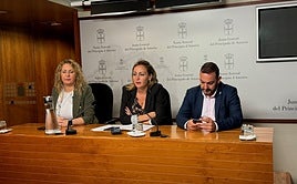 La alcaldesa de Lena, Gemma Álvarez; la diputada Delia Campomanes, de IU-Convocatoria por Asturias, y el alcalde de Mieres, Manuel Ángel Álvarez.