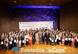 Foto de familia de los becarios de posgrado de la Fundación la Caixa, edición 2023.