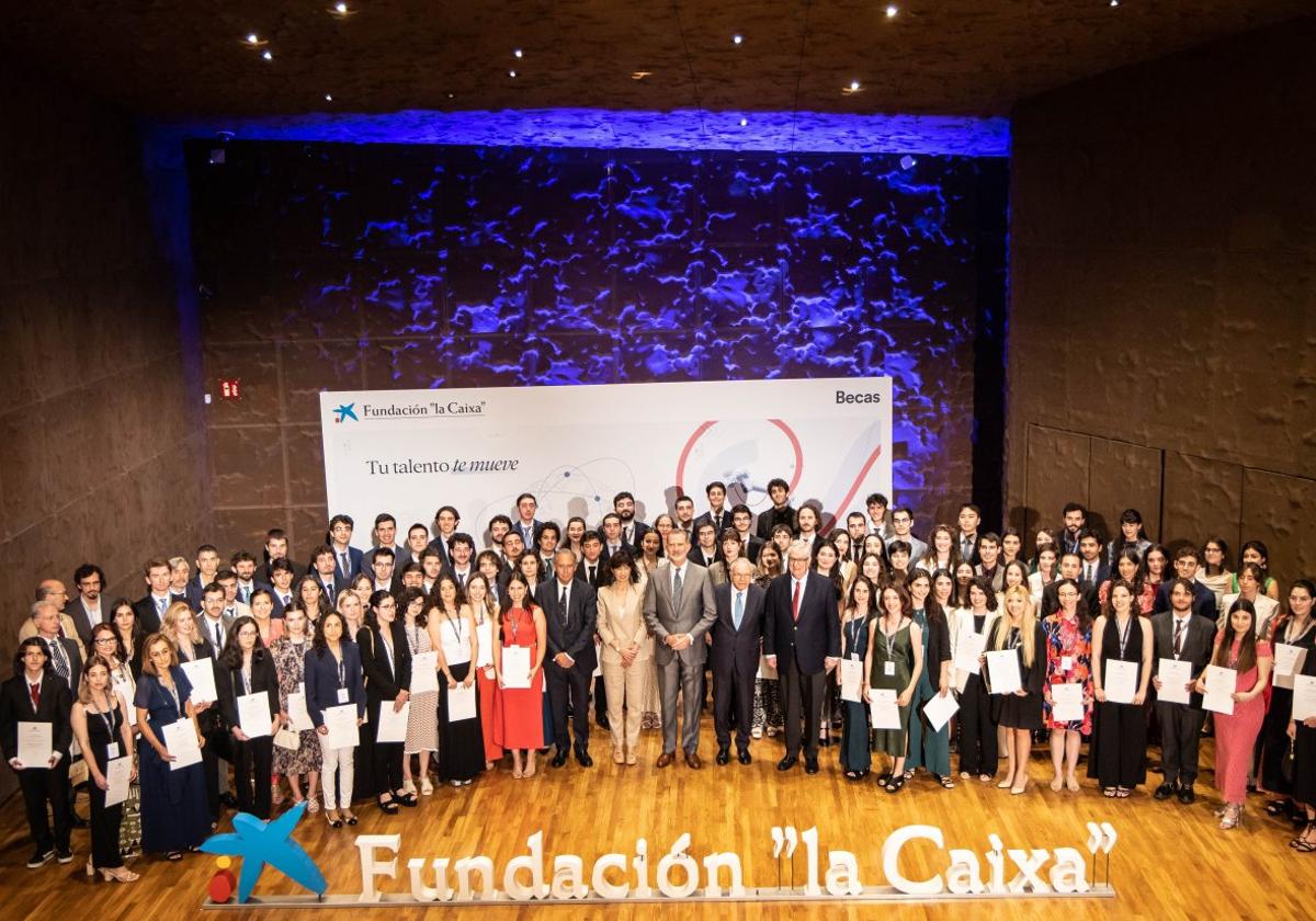 Foto de familia de los becarios de posgrado de la Fundación la Caixa, edición 2023.