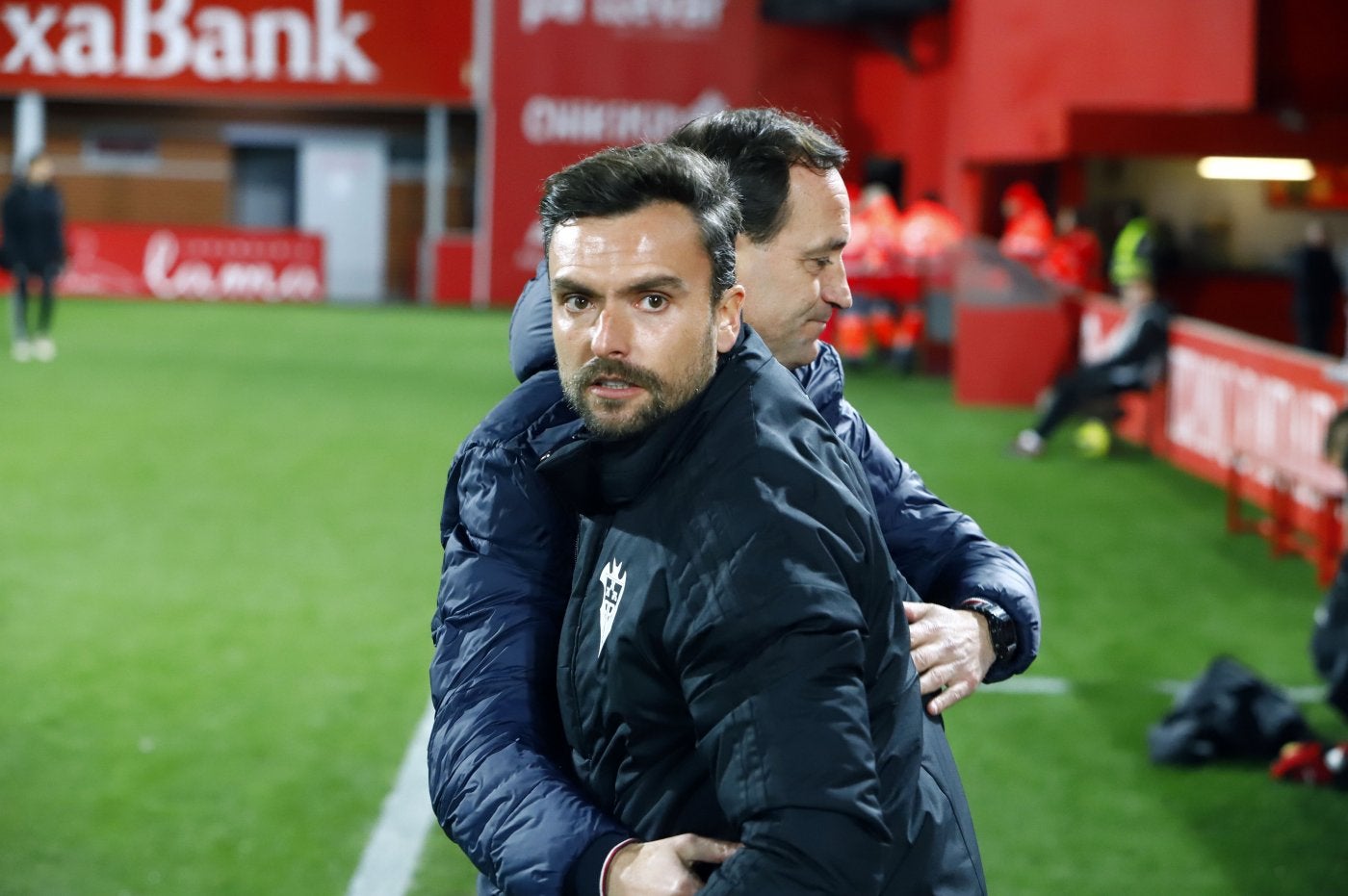 Rubén Albés, durante su etapa en el Albacete, saludando a Joseba Etxeberría.