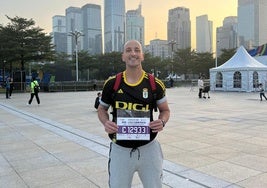 Nacho Blanco con el dorsal de la maratón de Shenzhen que corrió con la camiseta del Real Oviedo.