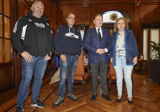 Damián González, Jaime Campillo, Alfredo Canteli y Marta González en el acto de ayer en el Ayuntamiento en el que les concedieron 18.000 euros de ayuda para el viaje.