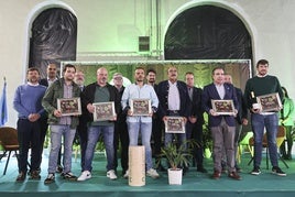 Foto de familia de los premiados con las autoridades, ayer, en la fábrica de armas de La Vega.