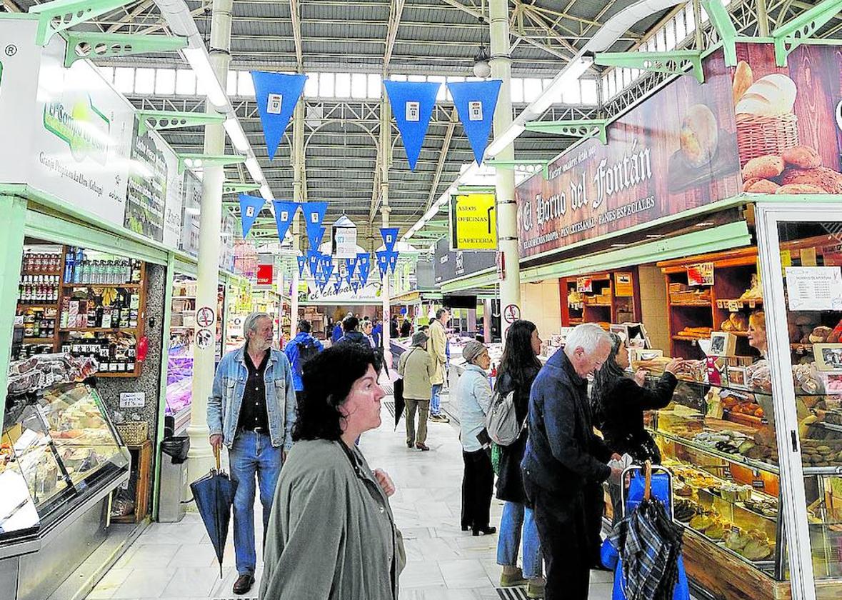 La estructura de la cubierta del mercado del Fontán, vista desde dentro, requiere una puesta a punto.