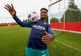 Hassan juega con un balón en el campo número uno de Mareo.