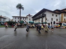 Xxxxx. Arriba, los puestos de la asociación contra el cáncer, Acosevi y Raitana. A la izquierda, taller de tai-chi.