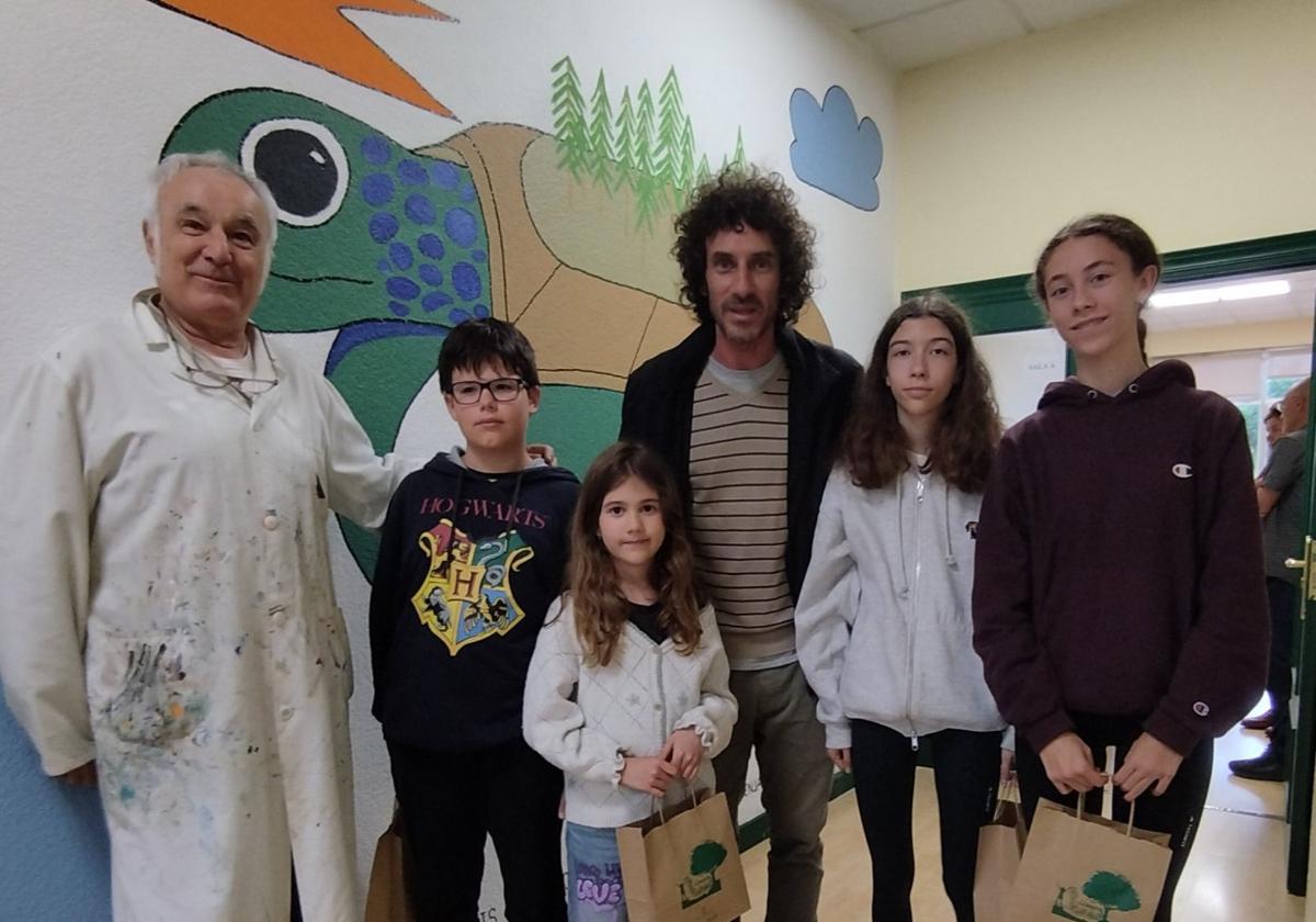 Benjamín Menéndez e Iván Pérez, con varios de los alumnos.