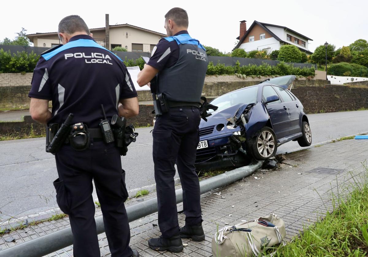 Pierde el control de su coche y choca contra una farola en la carretera de la Providencia