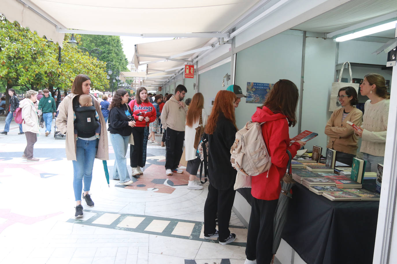 El ambiente de la Feria del Libro de Gijón