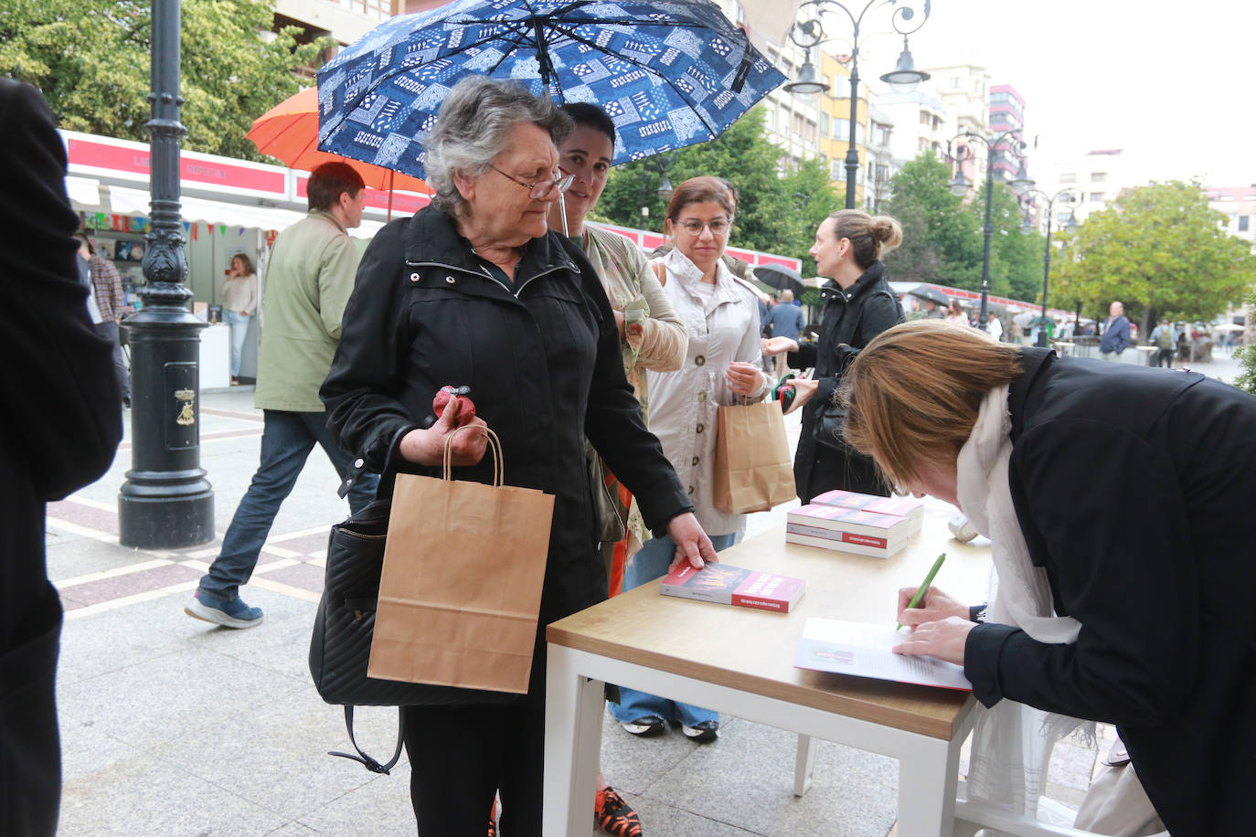 El ambiente de la Feria del Libro de Gijón