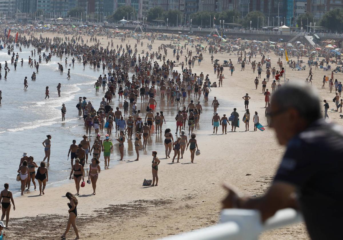 La playa de San Lorenzo en una calurosa jornada.