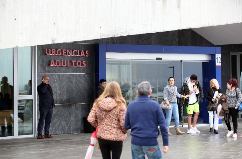 Entrada principal del servicio de Urgencias del HUCA .