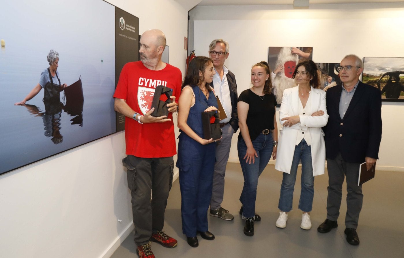 Paco Paredes (que recogió el premio de Eloy Alonso) y Rebeca Mayorga con Fernando Robles, una hija de Joaquín Bilbao, Montserrat López y Antón García.