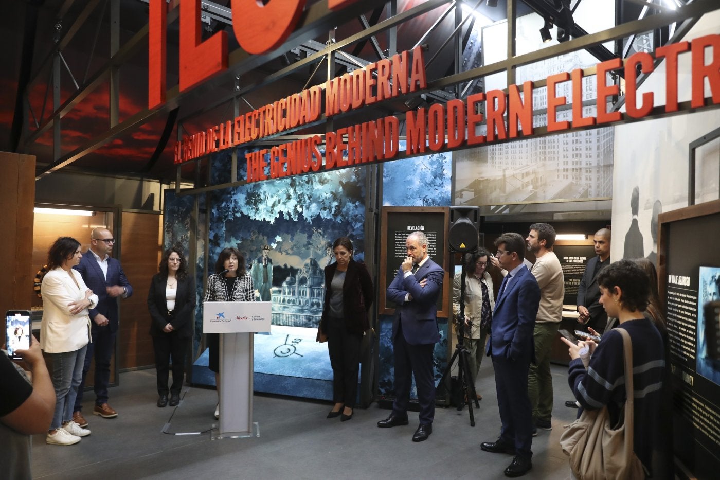 Un momento del acto inaugural en la carpa de Caixabank, dedicada al genio de Tesla.