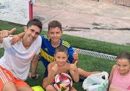 El exdefensa de Espanyol y Real Oviedo posa junto a sus tres hijos, Enzo, Lucía y Jan.