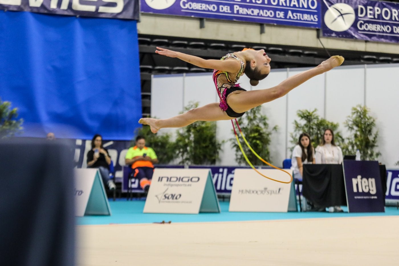 Nayara Vázquez, del Club Corvera, en uno de sus ejercicios en la categoría infantil de cuerda, prueba en la que acabó décima.