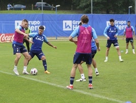 El delantero Alemao protege el balón durante un rondo ayer durante el entrenamiento en El Requexón.