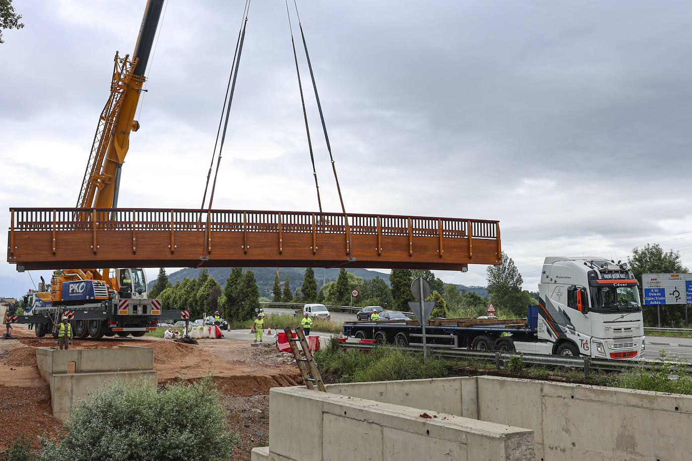 20 metros de largo y 20 toneladas: así es el puente que une La Fresneda y Lugones