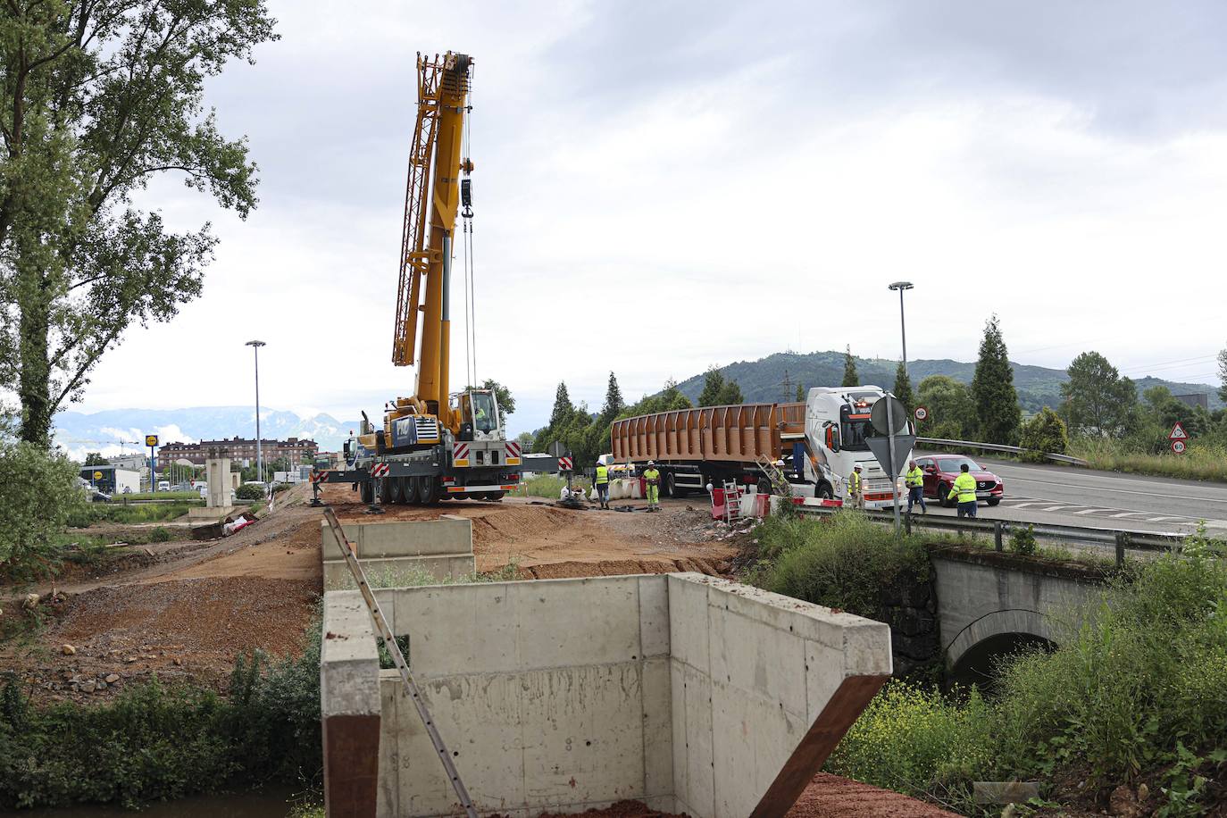 20 metros de largo y 20 toneladas: así es el puente que une La Fresneda y Lugones