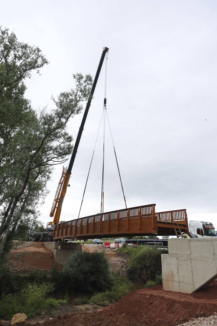 20 metros de largo y 20 toneladas: así es el puente que une La Fresneda y Lugones