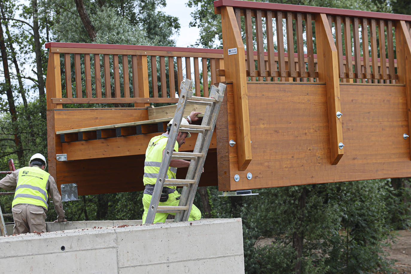 20 metros de largo y 20 toneladas: así es el puente que une La Fresneda y Lugones