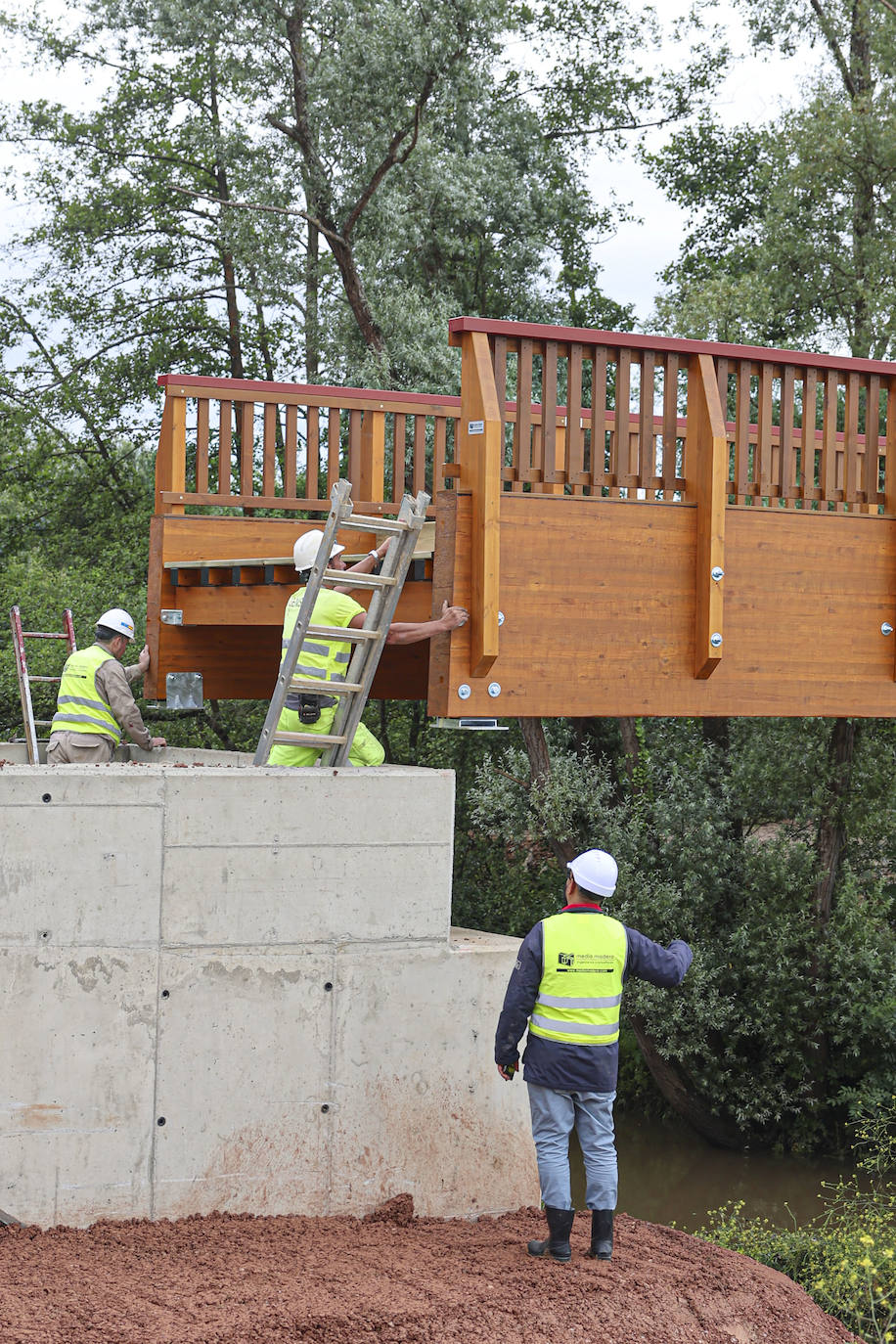 20 metros de largo y 20 toneladas: así es el puente que une La Fresneda y Lugones