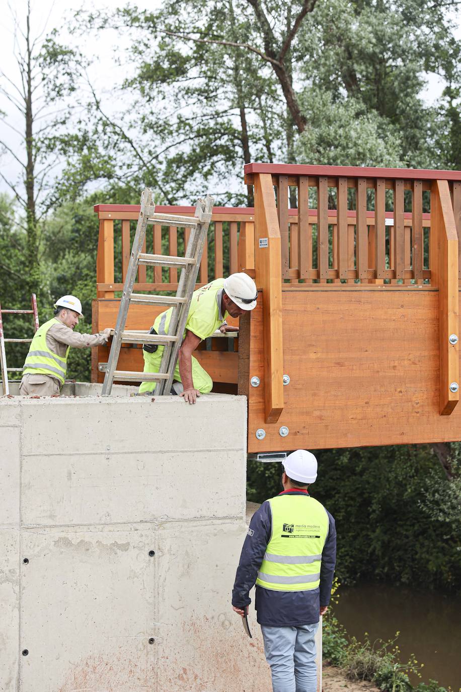 20 metros de largo y 20 toneladas: así es el puente que une La Fresneda y Lugones