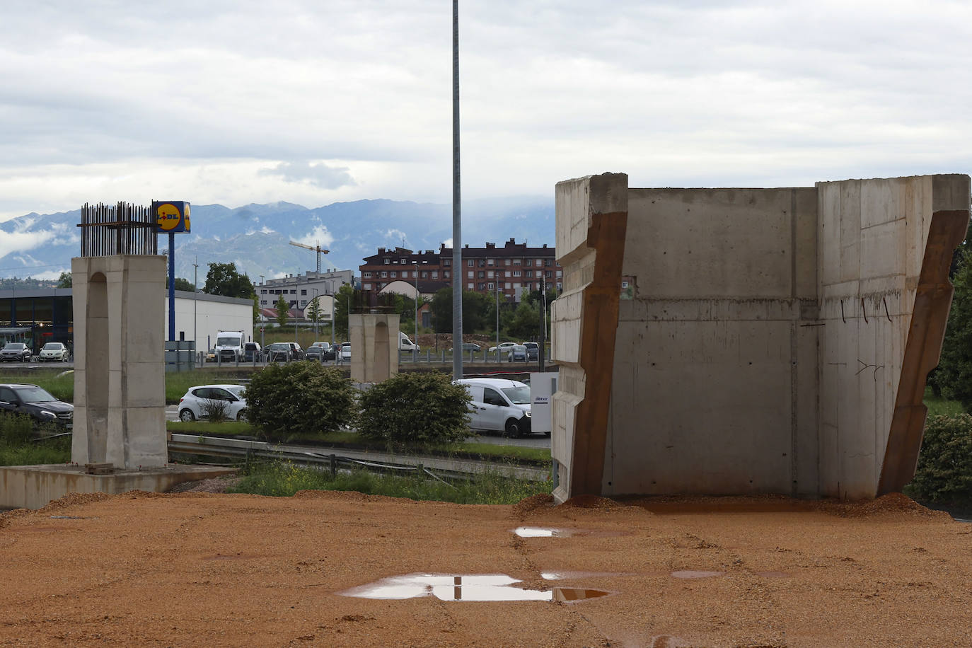 20 metros de largo y 20 toneladas: así es el puente que une La Fresneda y Lugones