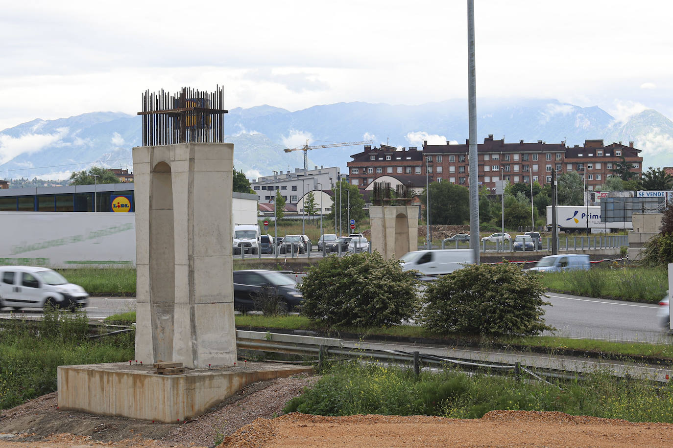 20 metros de largo y 20 toneladas: así es el puente que une La Fresneda y Lugones