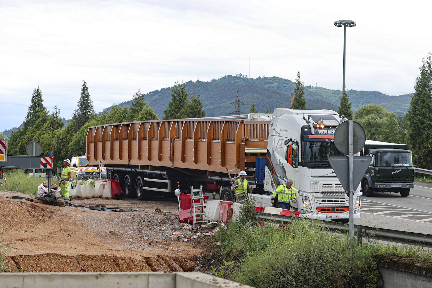 20 metros de largo y 20 toneladas: así es el puente que une La Fresneda y Lugones