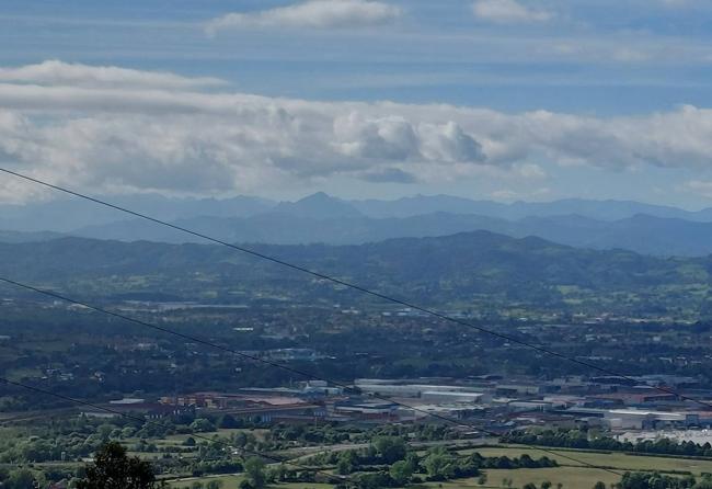 Peña Mea destacada en el horizonte sobre la enorme llanura que se extiende a los pies del monte Santufirme