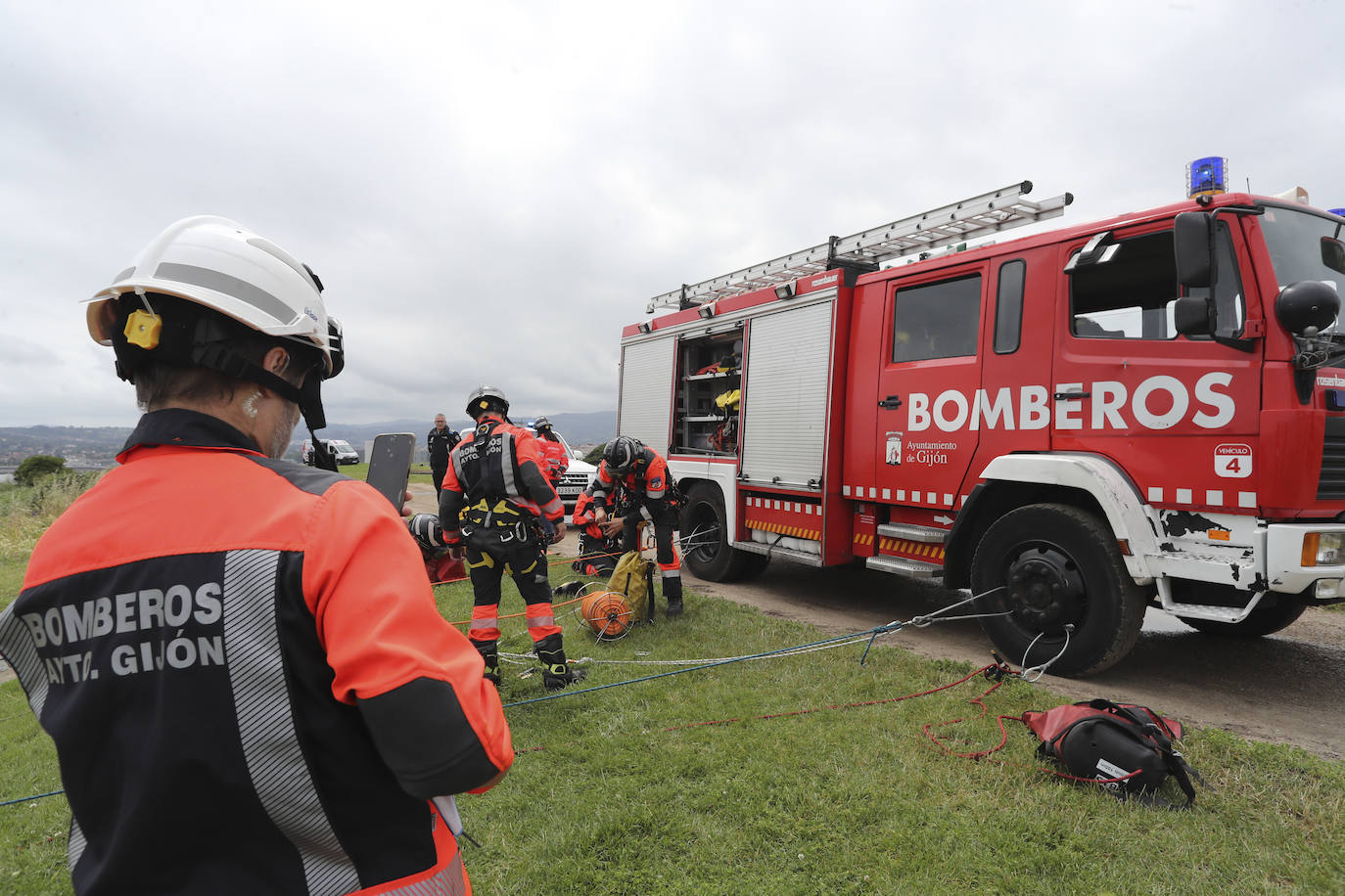 El intenso trabajo de los equipos de rescate en Gijón