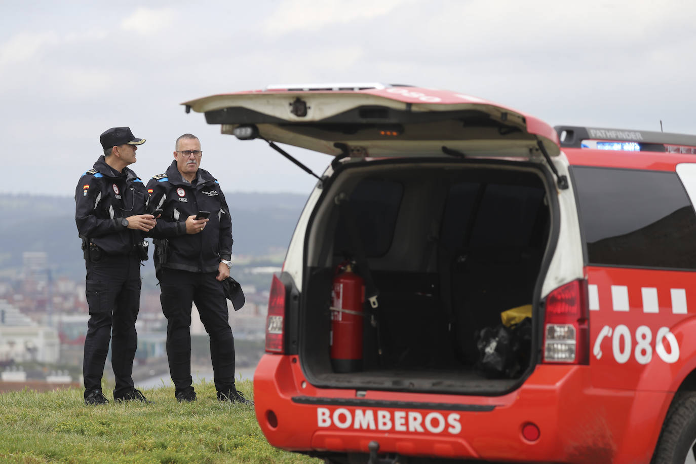 El intenso trabajo de los equipos de rescate en Gijón