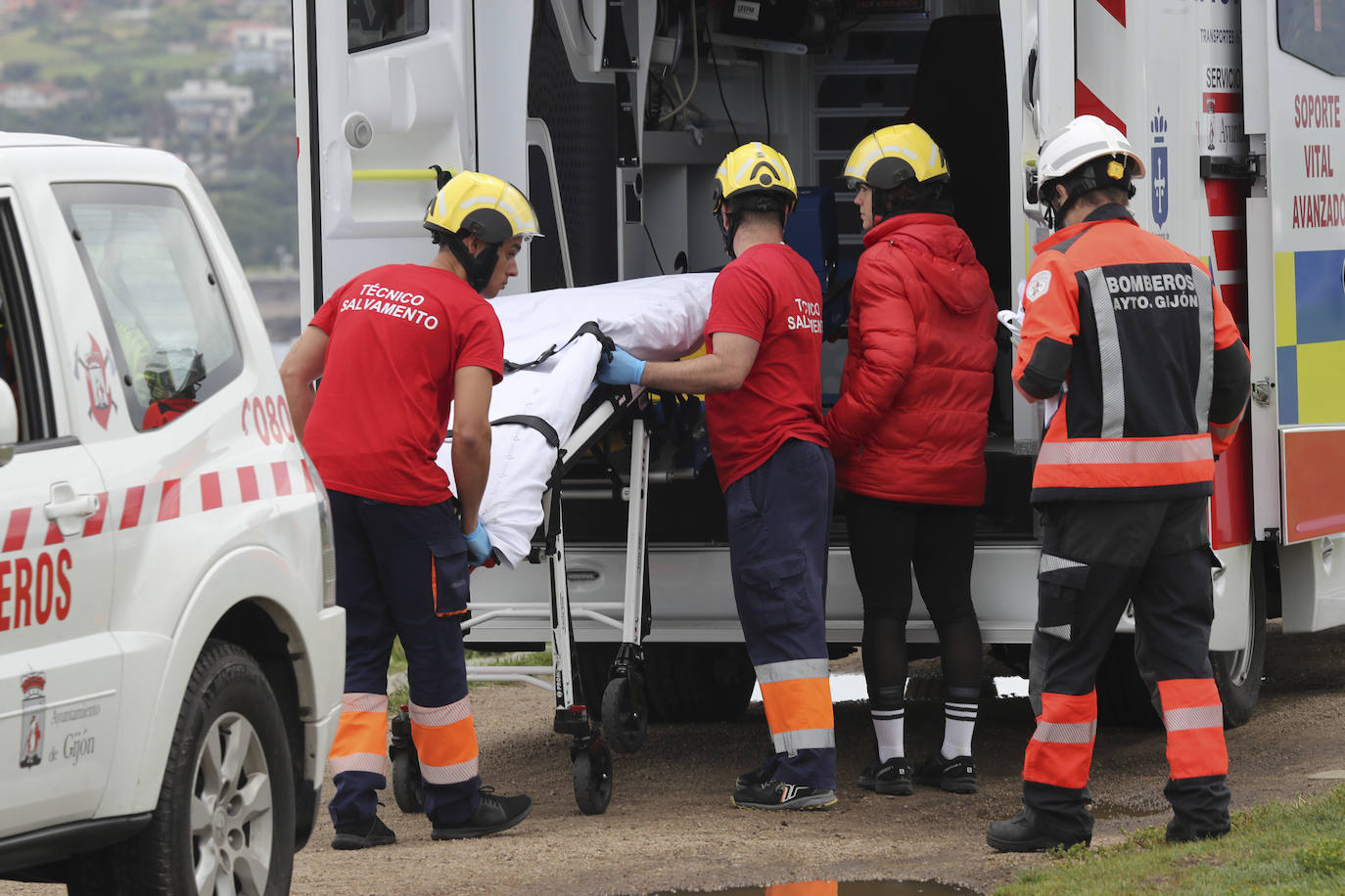 El intenso trabajo de los equipos de rescate en Gijón