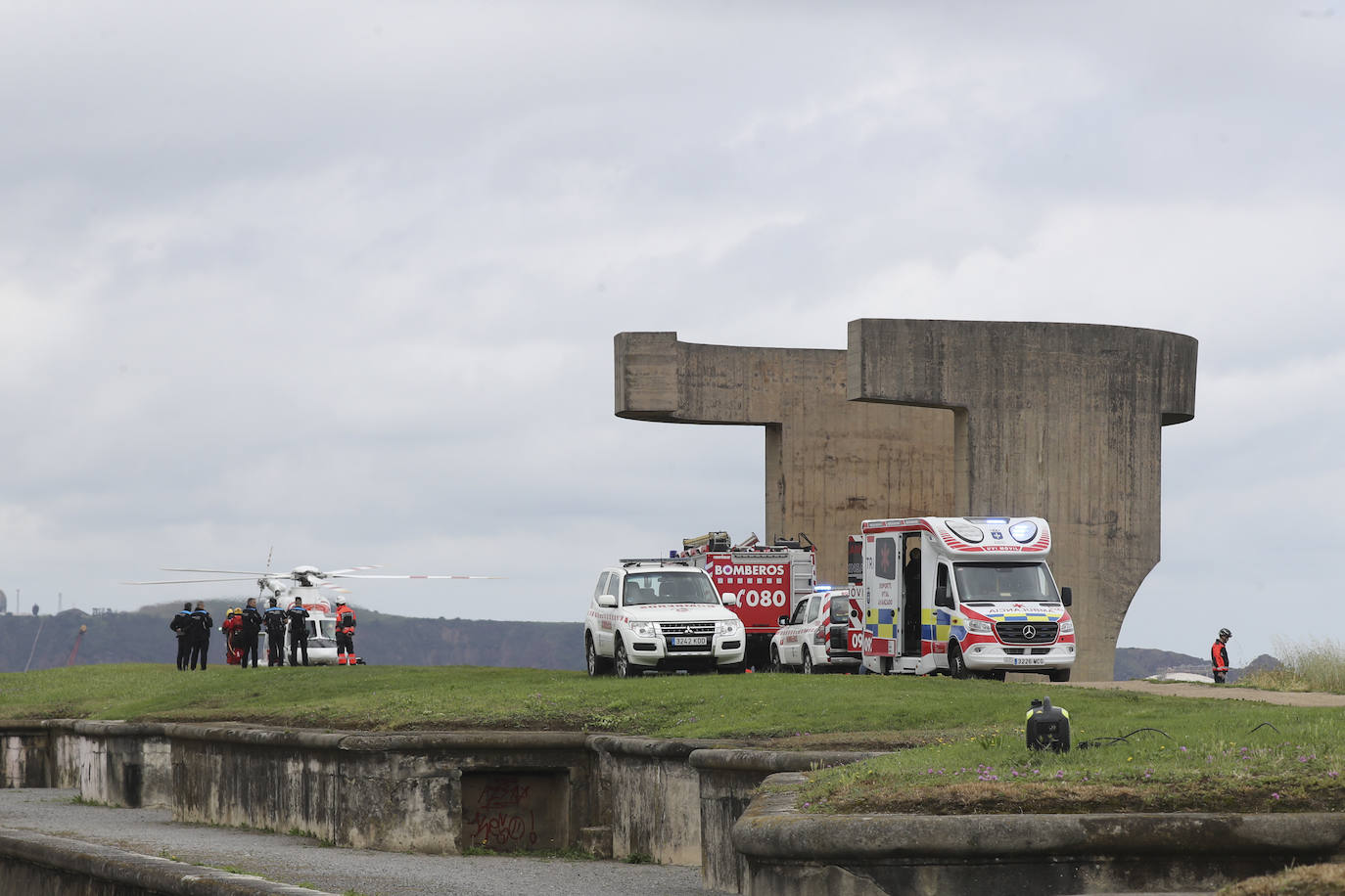 El intenso trabajo de los equipos de rescate en Gijón